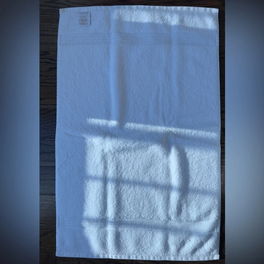 Set of 4 Hudson Park Collection hand towels